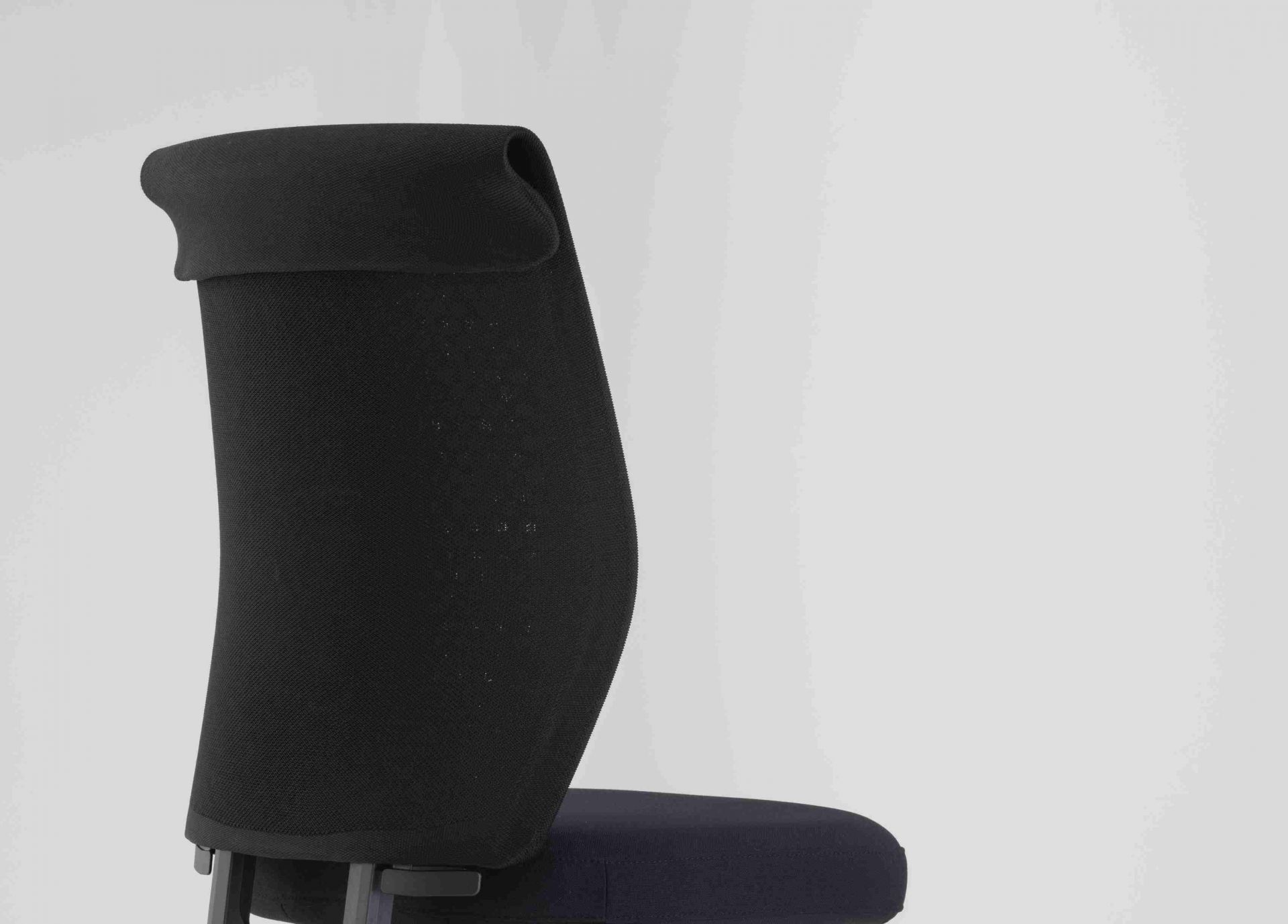 Schwarzer ID Cloud Bürodrehstuhl von Vitra, ergonomischer Stuhl mit hoher Rückenlehne und Kopfstütze.