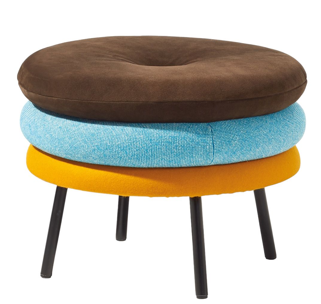 Little Tom Hocker: Dreilagiger, runder Sitzhocker in Braun, Blau und Gelb mit schwarzen Beinen.