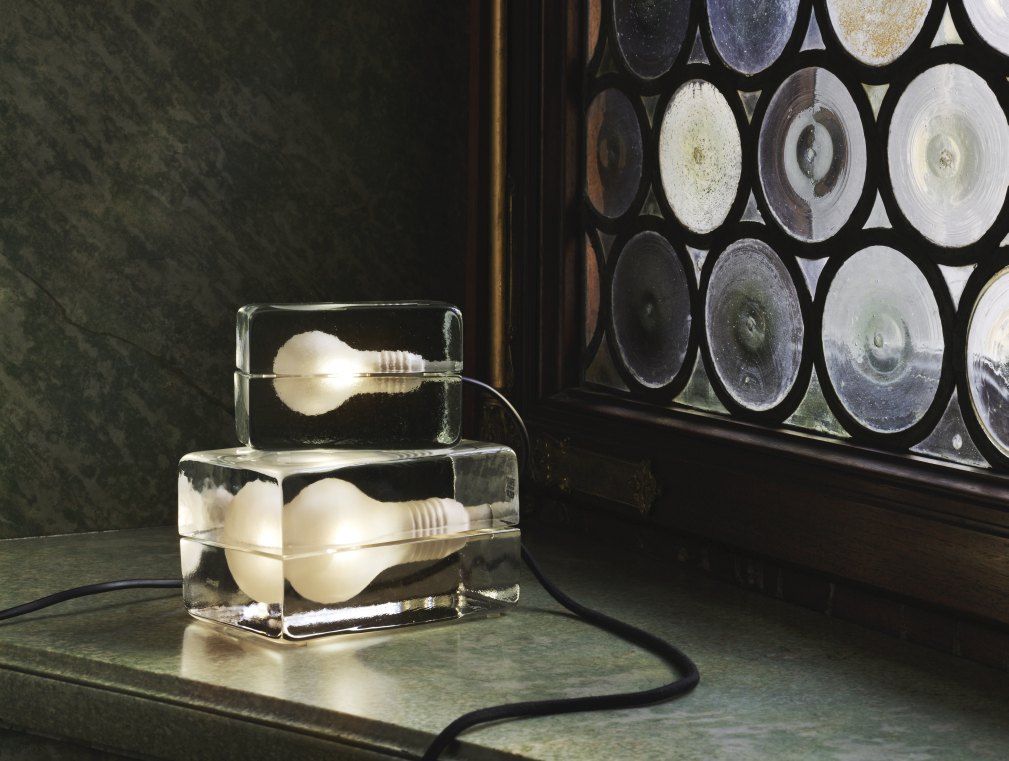 Block Lamp Mini LED Tischleuchte von Design House Stockholm mit Glühbirne in Eiswürfel-Optik.
