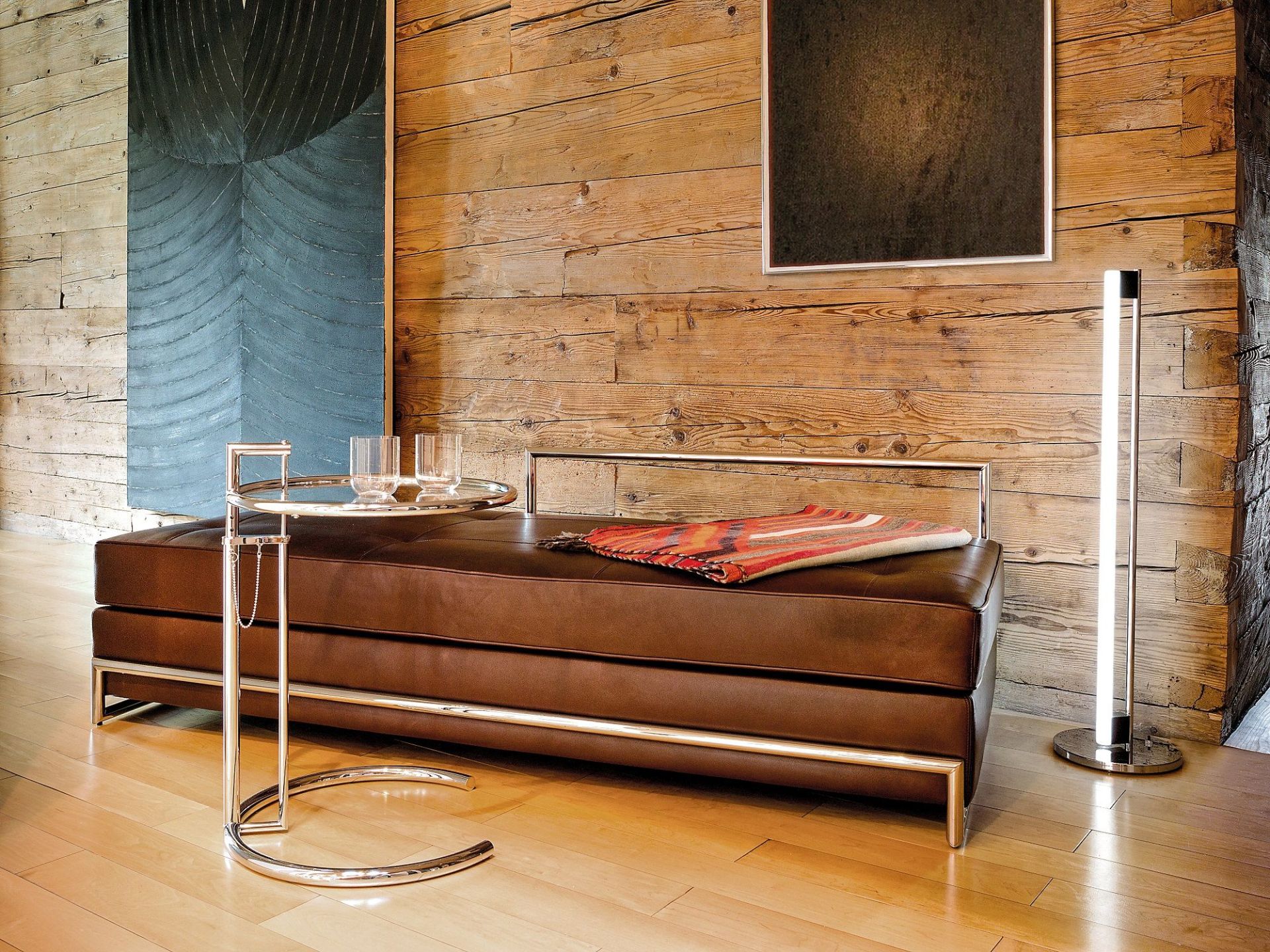Nahaufnahme des Classicon Day Bed Grand in braunem Leder mit Beistelltisch und Stehlampe.