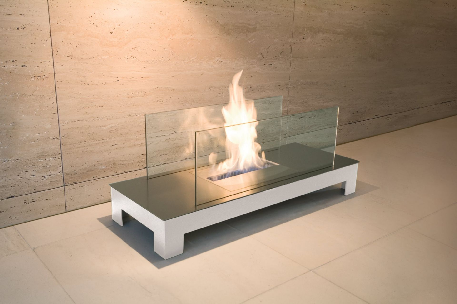 Floor Flame Ethanol Kamin mit Glasumrandung und Flamme im Innenbereich, moderner Ethanolkamin.