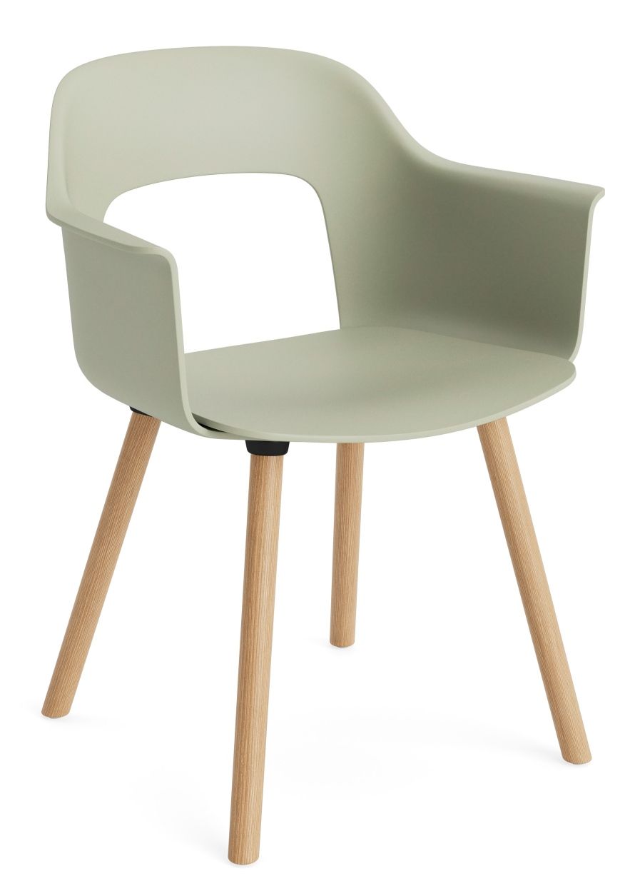 Layout Armchair 221 von Hay, Armlehnstuhl in Salbeigrün mit Sitzschale und Holzbeinen, modernes Design.