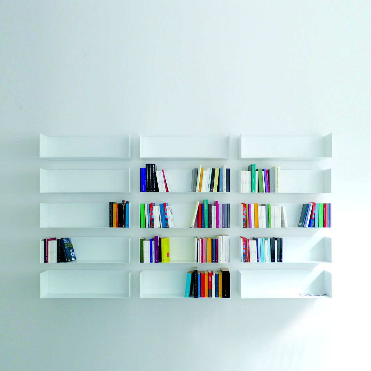 Weißes Taschenbuchregal a Linea1 von Müller Möbelwerkstätten, minimalistisches Design für Bücher und Wohnaccessoires.