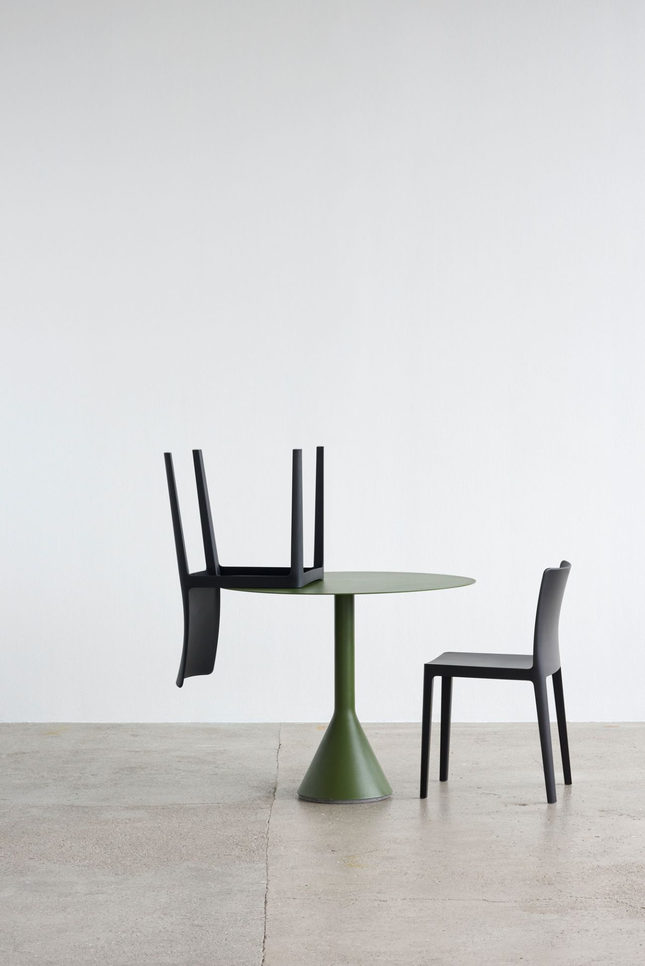 Élémentaire Stuhl in Rauchgrün von Hay: Outdoor-Stuhl neben grünem Tisch, minimalistisches Design.