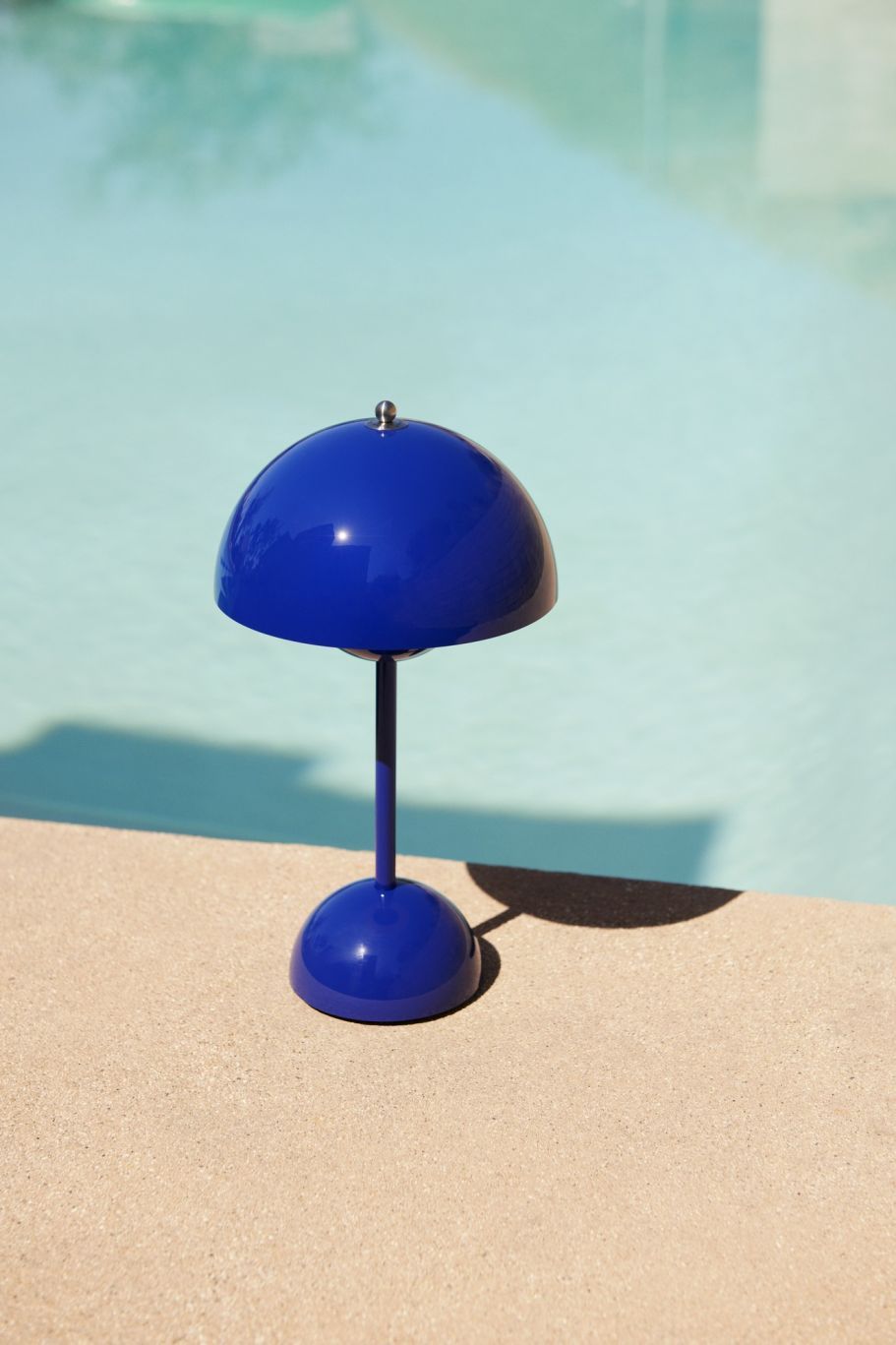 Flowerpot VP9 Akkuleuchte in Kobaltblau von AndTradition, portable Tischleuchte für Innen und Außen.