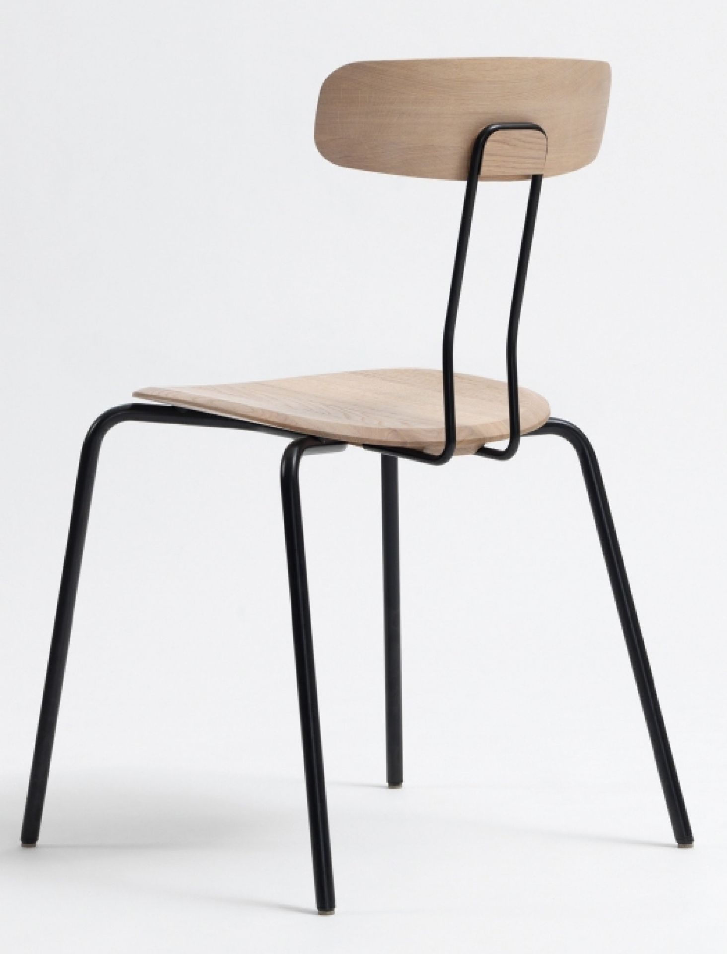 Okito Chair: Stuhl aus geölter Eiche mit schwarzem, pulverbeschichtetem Metallgestell.