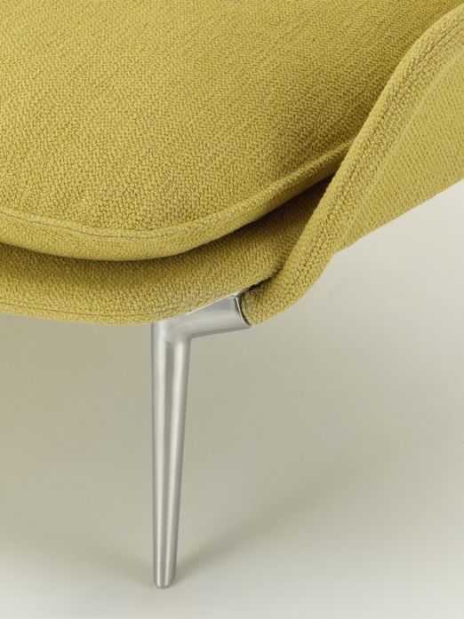 Detailaufnahme vom Vitra Slow Sofa mit gelbem Stoffbezug und silbernen Füßen.
