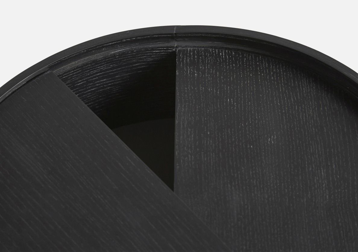 Detailaufnahme des schwarzen Woud Arc Side Table Beistelltisch mit markanter Holzmaserung und Ablagefläche.