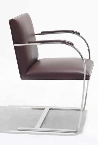 Brno Stuhl mit Flachstahlrahmen von Knoll International, braunes Leder, modernes Design für Büro und Wohnbereich.