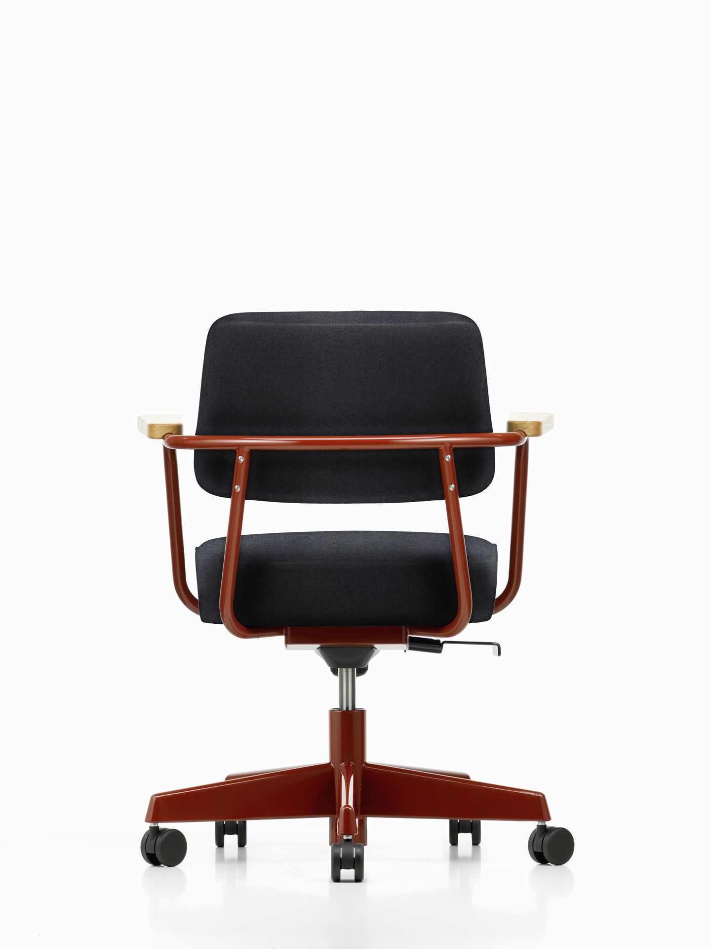 Rückansicht des Vitra Fauteuil Direction Pivotant Bürodrehstuhls mit schwarzem Bezug und braunem Gestell.