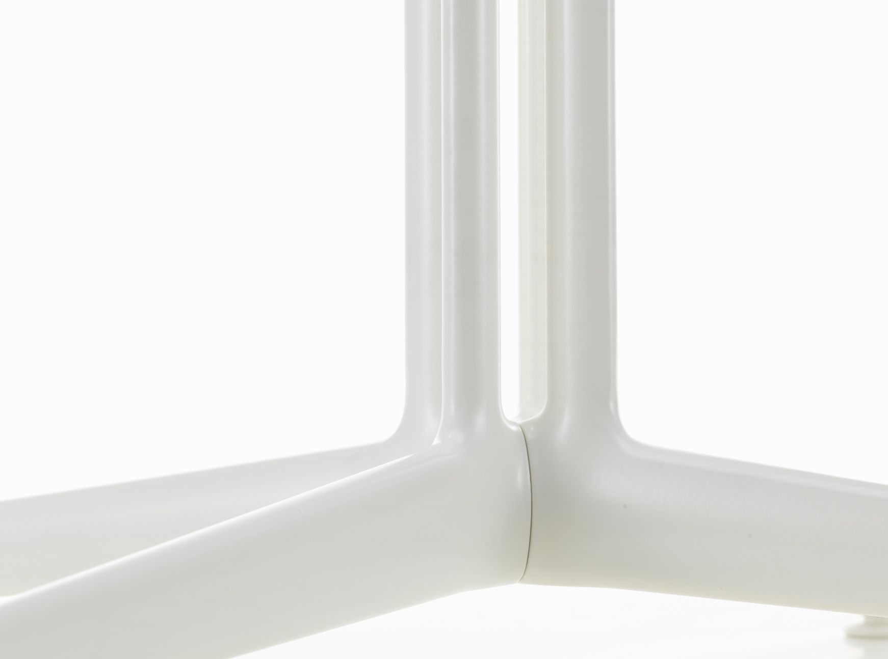 Detailaufnahme des weißen Untergestells vom DKL Wire Chair Stuhl von Vitra, ungepolstert und modern.