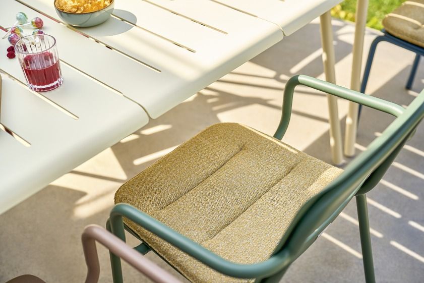 Detailaufnahme des Weishäupl Vapio Tisches im Außenbereich mit Stuhl und Getränken, ideal für Garten und Terrasse.
