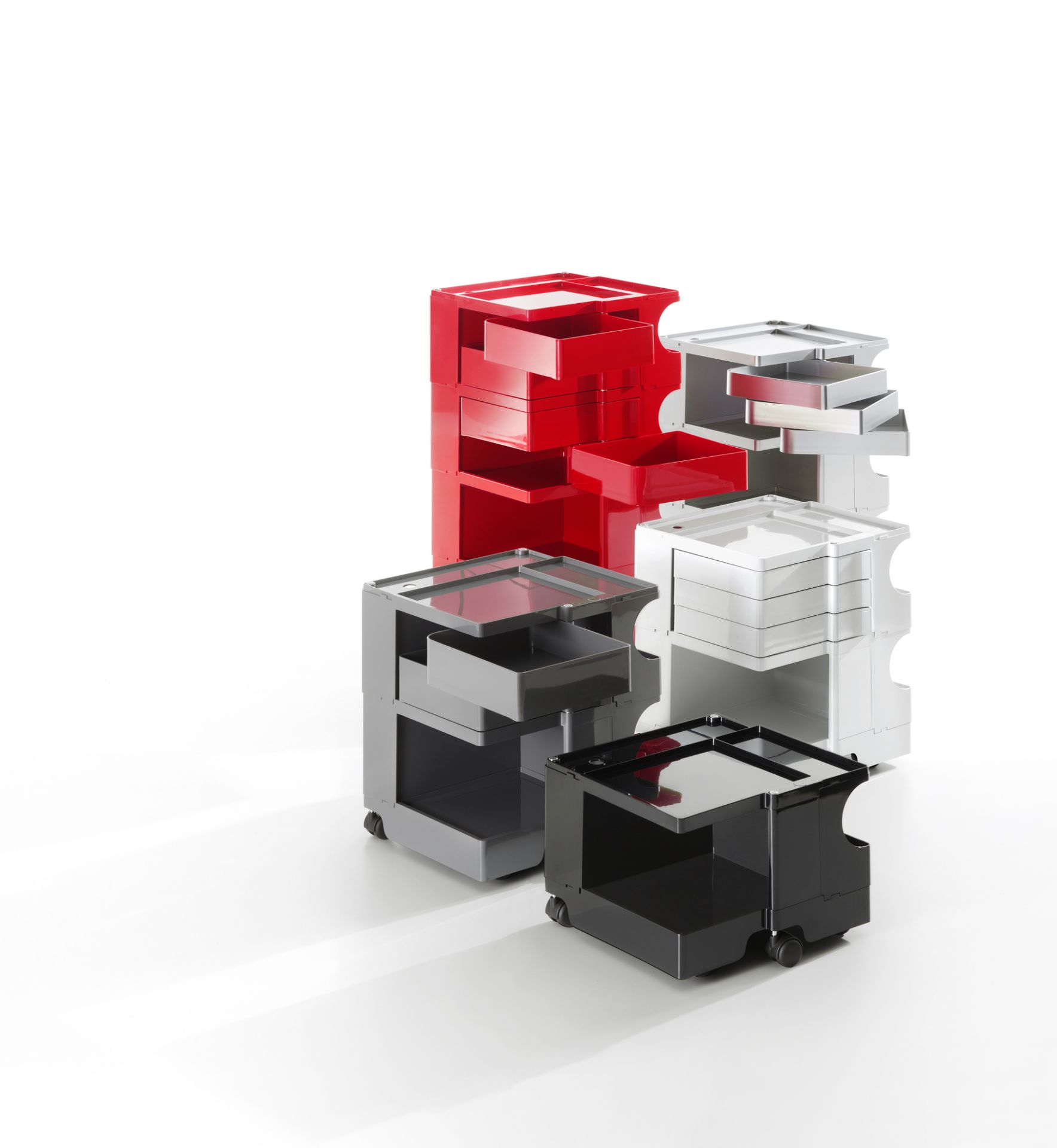 Boby Rollcontainer in Rot, Weiß, Grau und Schwarz mit Schubladen und Ablageflächen auf Rollen.