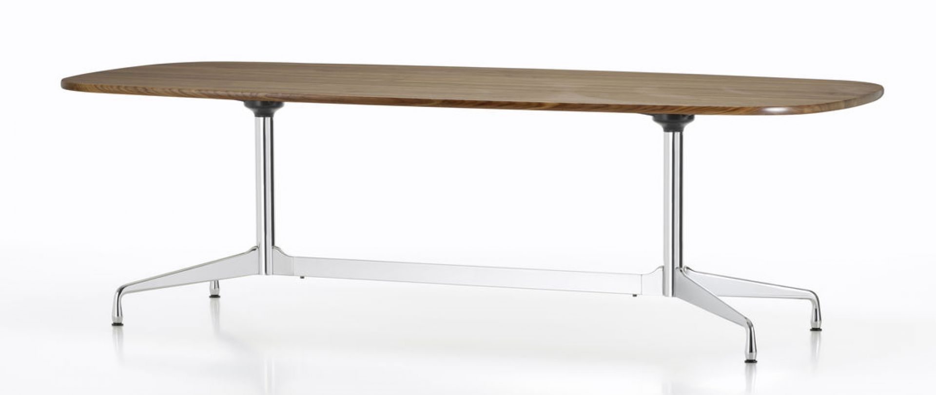 Eames Segmented Table Esstisch in Bootsform mit Holzplatte und verchromtem Untergestell von Vitra.