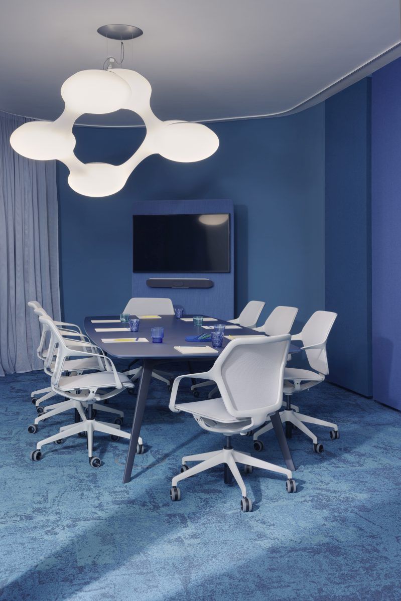 Besprechungsraum mit Ray Work Bürodrehstühlen von Brunner in Weiß und blauem Konferenztisch.