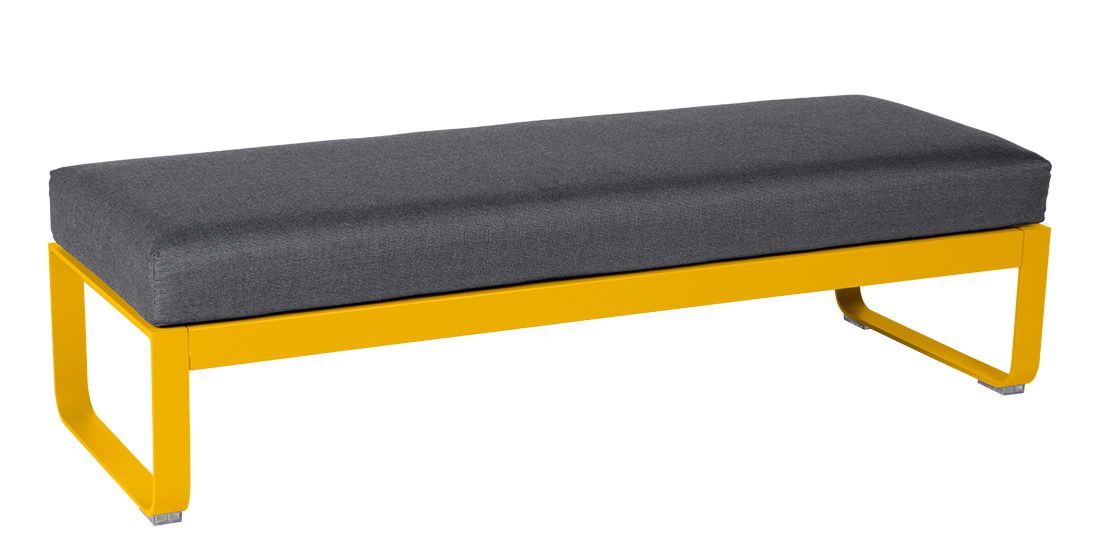 Bellevie Fermob Outdoor Polsterhocker für zwei Personen, gelbes Metallgestell und grauer Stoffbezug.