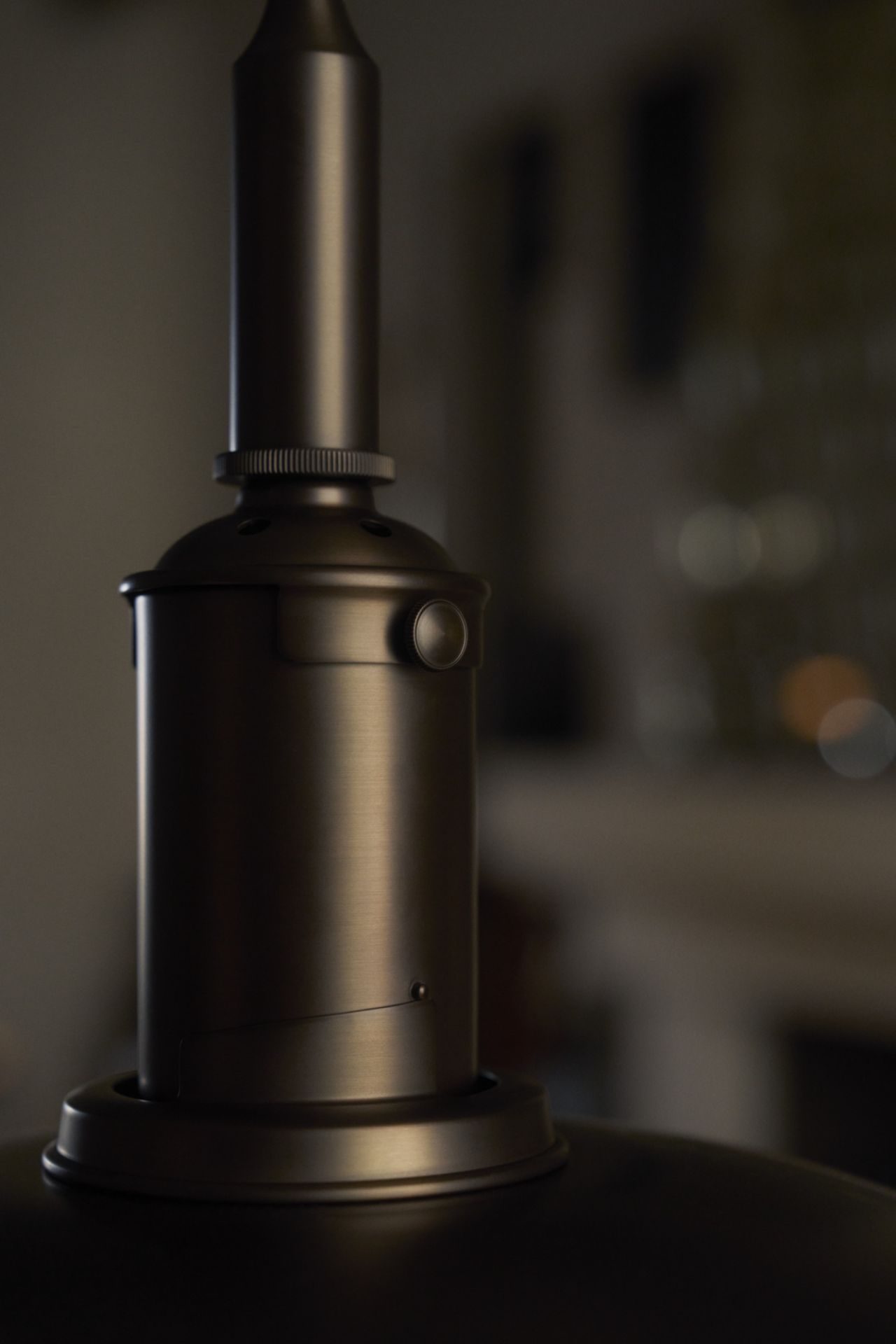 Detailaufnahme der Louis Poulsen PH 3/3 Pendelleuchte in Messingoptik, ein Designklassiker für stilvolle Beleuchtung im Wohnraum.