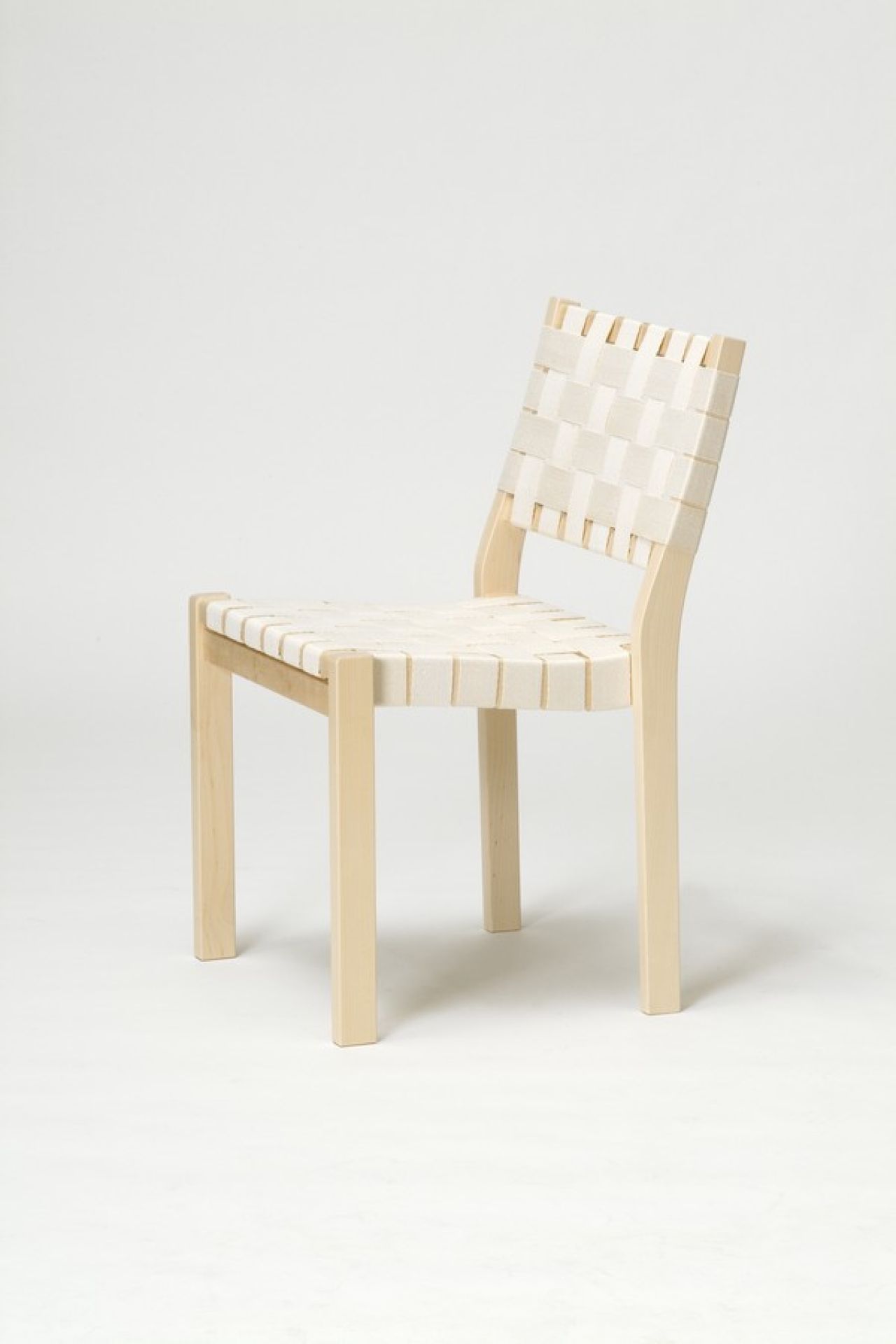 Artek 611 Stuhl mit hellem Holzrahmen und Stoffgeflecht-Sitzfläche und Rückenlehne, skandinavisches Design.