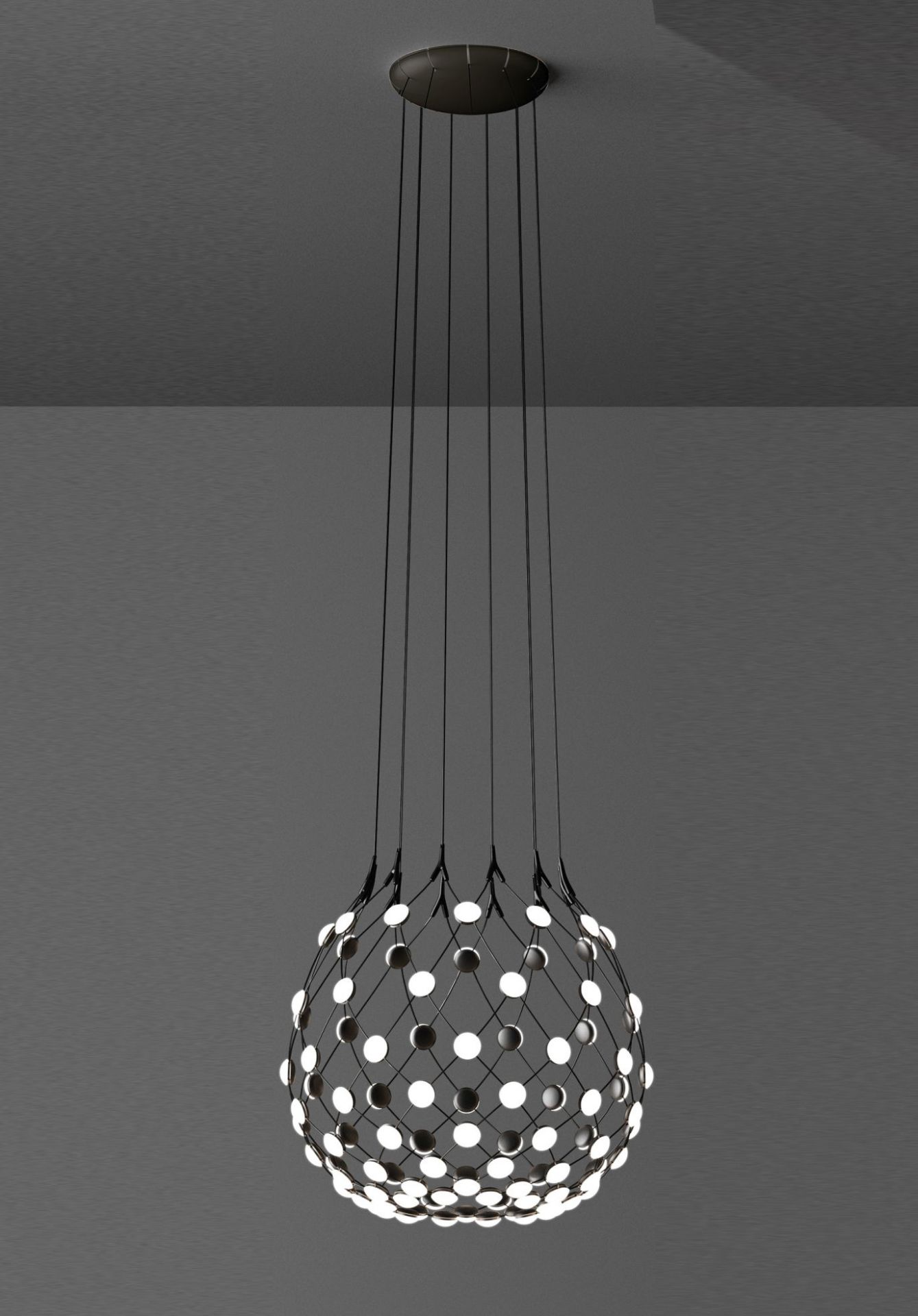 D86 Mesh Deckenleuchte von Luceplan, moderne Hängelampe mit schwarzem Drahtgeflecht und integrierten LED-Leuchtpunkten.