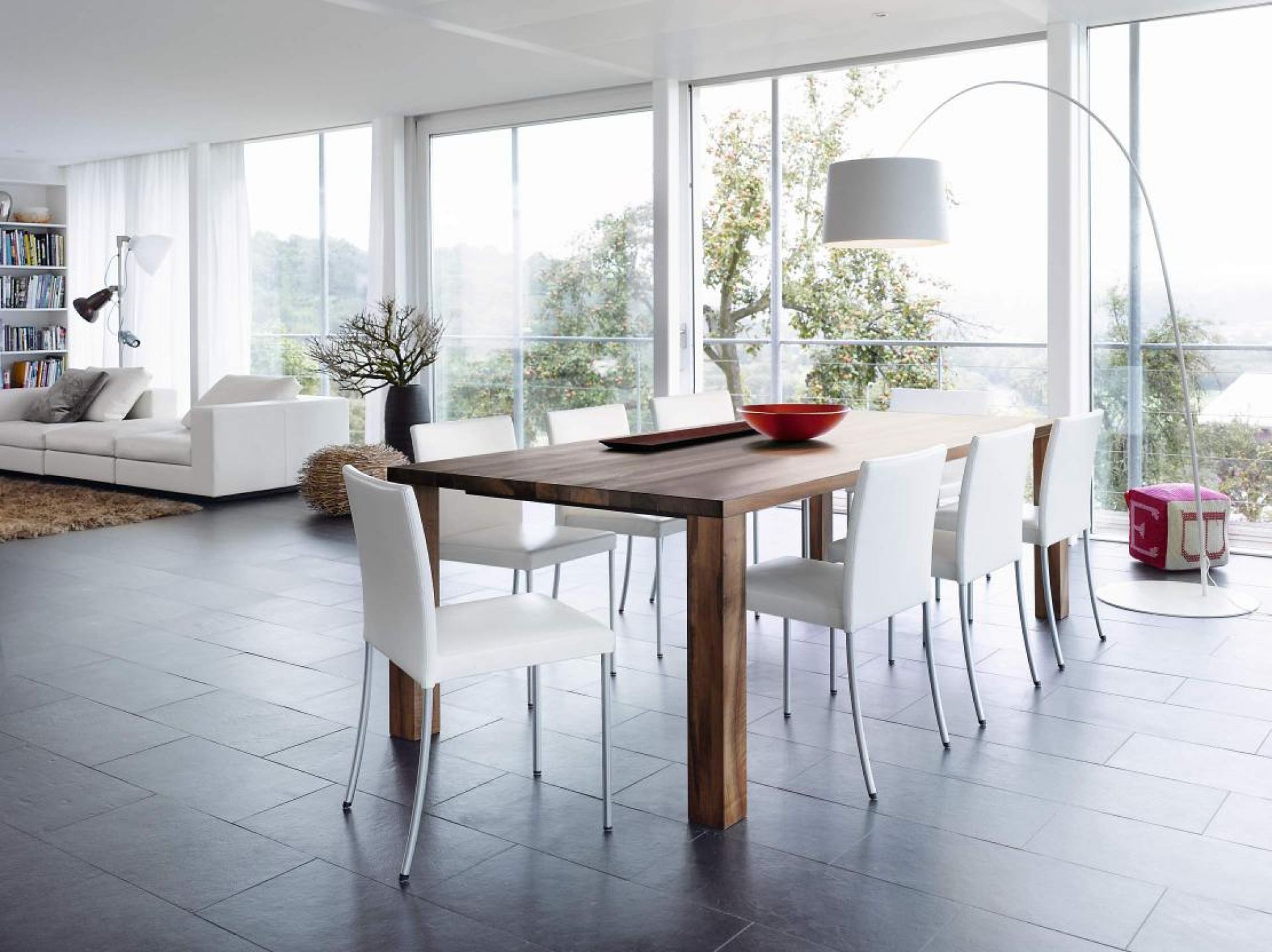 JASON LITE 1700 Stuhl von Walter Knoll, weißes Leder, Chromgestell am Esstisch im modernen Esszimmer.