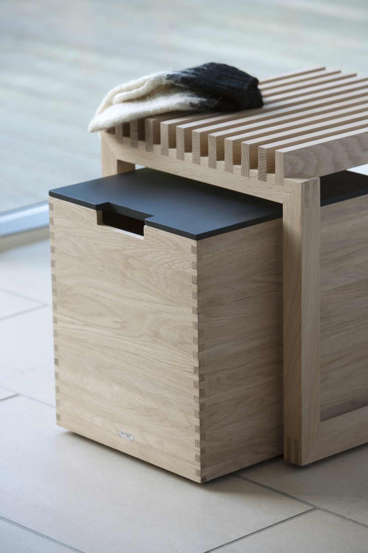 Cutter Stool Hocker von Skagerak: Moderner Holz Hocker mit Schublade und Decke.