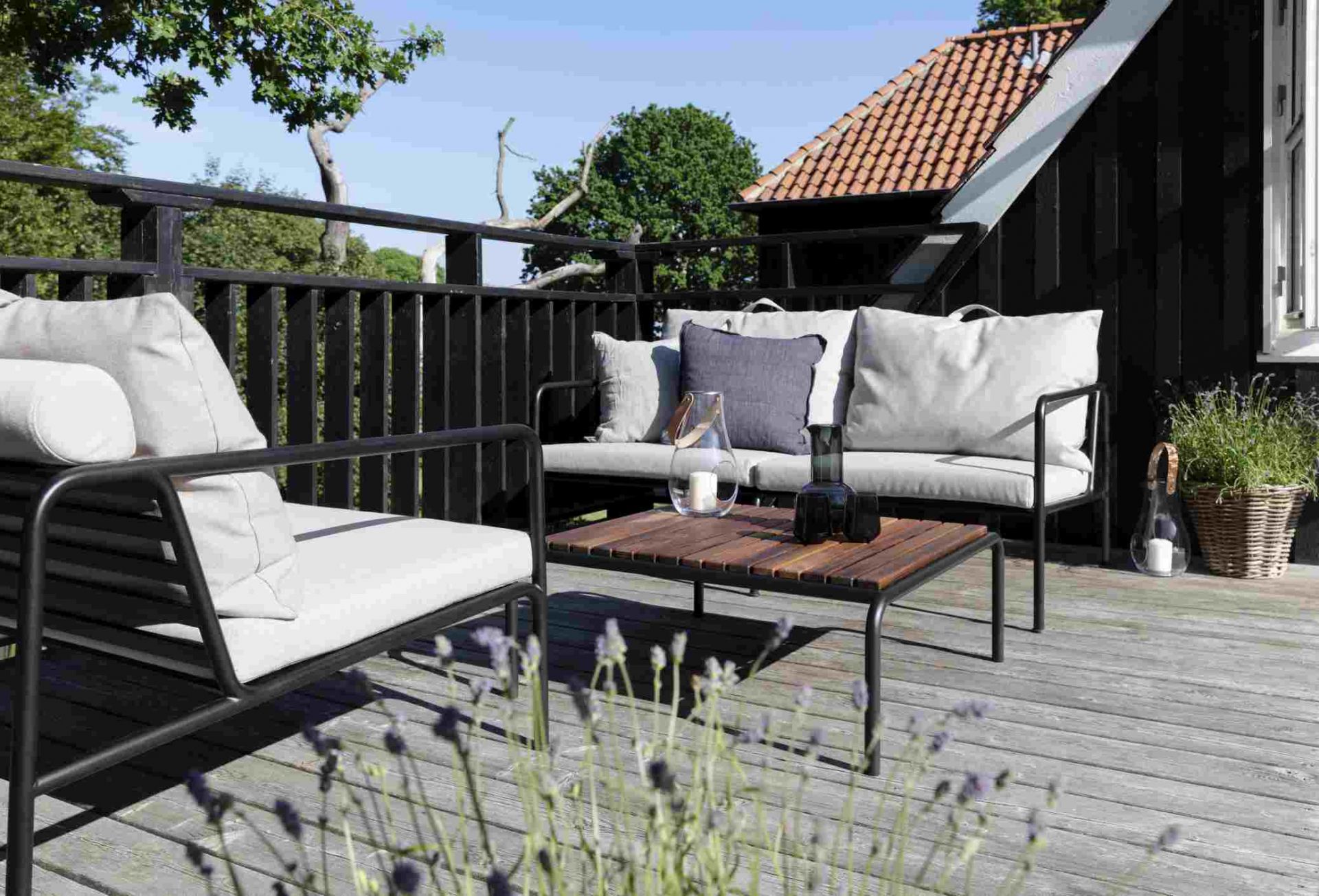 Avon 2-Sitzer Outdoor Sofa von Houe auf Holzterrasse mit Tisch und Dekoration.