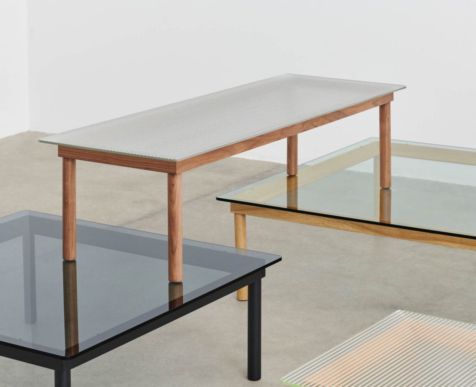 Kofi Couchtisch mit Walnuss-Holzgestell und geriffelter Glasplatte, modernes Design für Wohnzimmer.