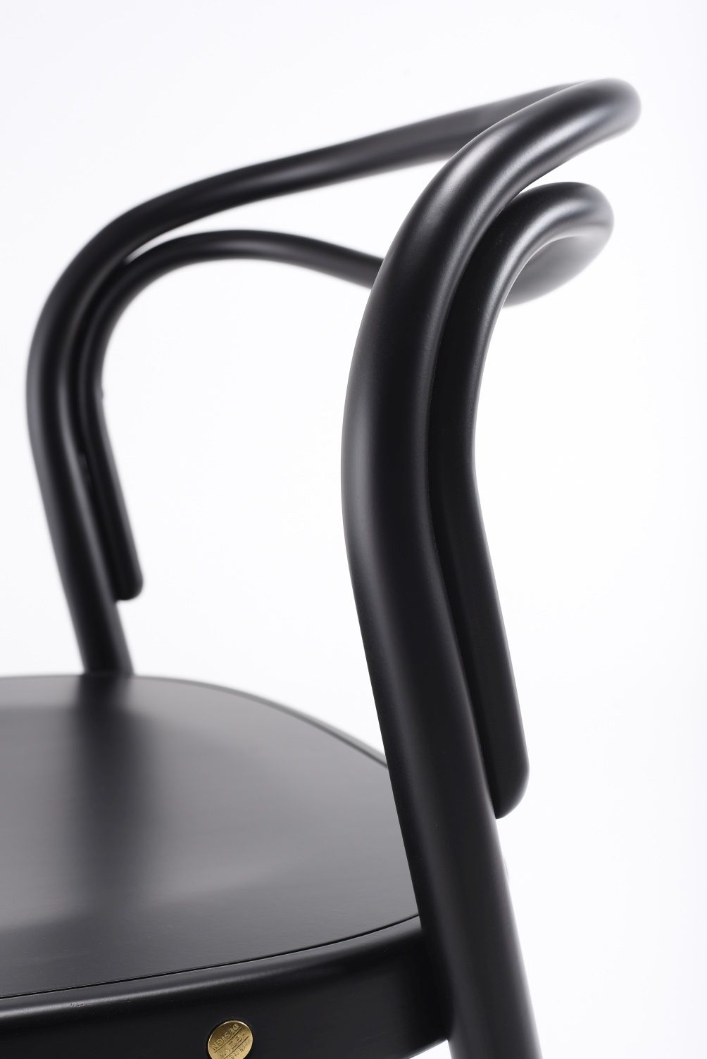 Detailaufnahme des schwarzen Beaulieu Stuhls von Wiener GTV Design, Fokus auf Rückenlehne und Sitzfläche.