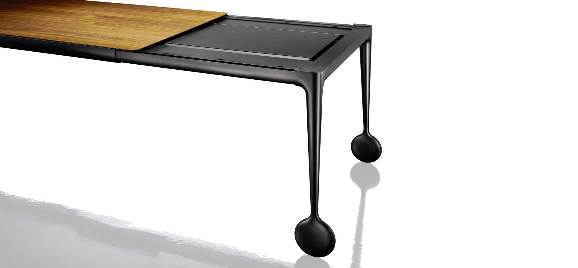 Big Will Table von Magis, rollbarer Tisch mit Holzplatte und ungewöhnlichen, runden Rollen.