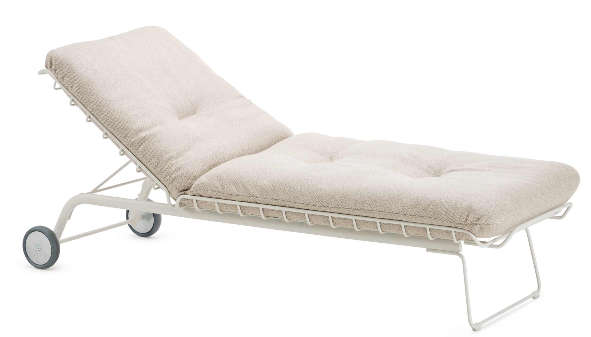 Leyasol Sonnenliege von Freifrau Manufaktur, weiße Outdoor Liege mit Rädern und bequemer, hellbeige Polsterung für Garten und Terrasse.