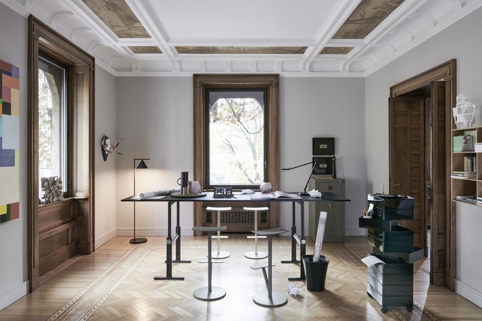 Büro mit Magis 360° Container Schubladenelement, Schreibtisch und Stühlen für stilvolle Arbeitsplatzorganisation.