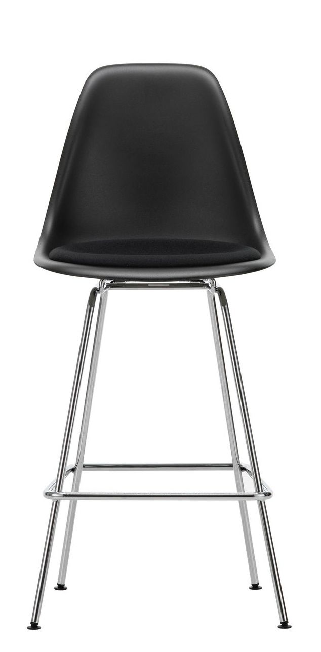 Schwarzer Eames Plastic Bar Stool Barhocker Medium von Vitra mit Sitzpolster und verchromtem Gestell.