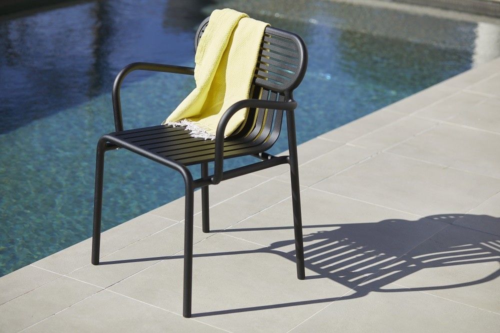 Schwarzer Week-End Gartenstuhl mit Armlehnen von Petite Friture neben einem Pool, mit gelbem Handtuch.
