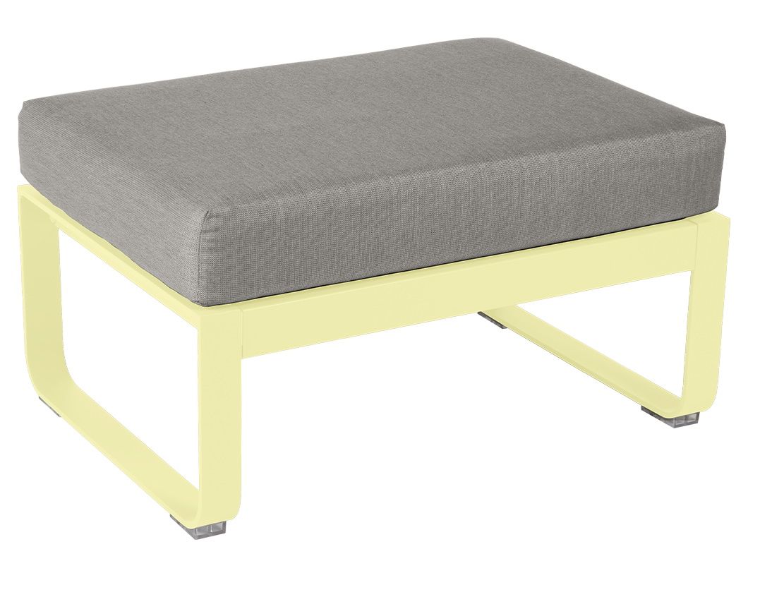 Bellevie Hocker von Fermob: Grauer Polsterhocker mit gelbem Metallgestell für den Außenbereich.