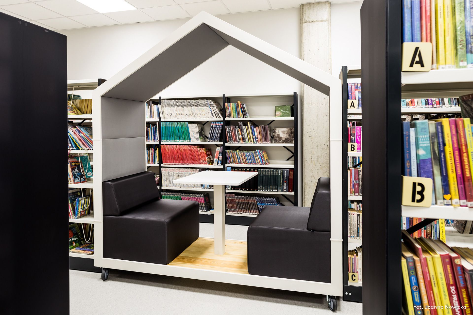 treehouse TH 2 Akustikmöbel von Bejot für zwei Personen in einer Bibliothek mit Bücherregalen.