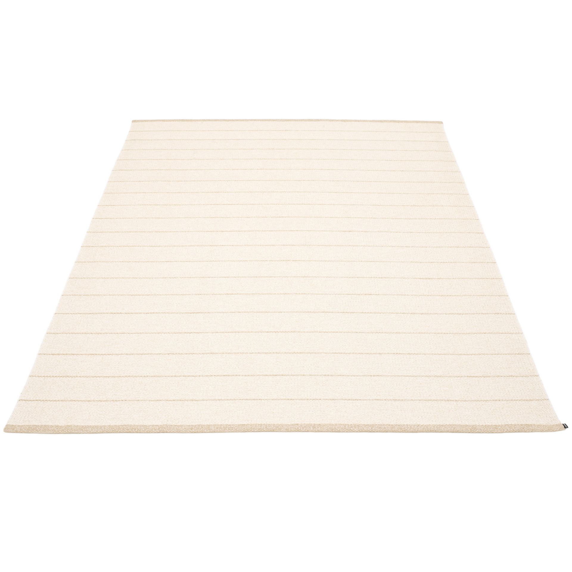 Carl Kunststoffteppich von Pappelina, 180x260 cm, in Beige mit feinen horizontalen Streifen. Strapazierfähiger Teppich für Innen.