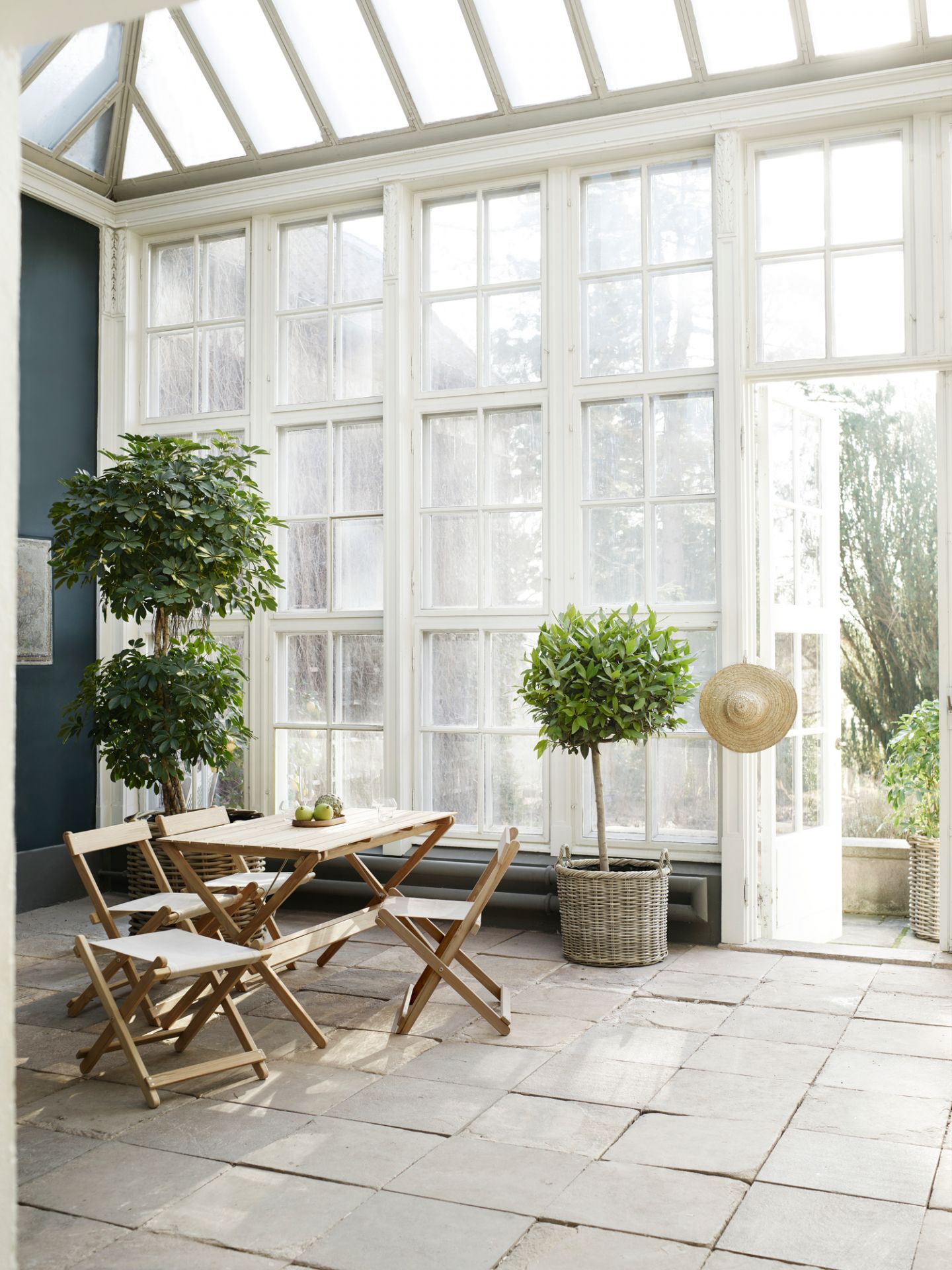 BM5768 Borge Mogensen Outdoor Hocker von Carl Hansen & Søn im lichtdurchfluteten Wintergarten.