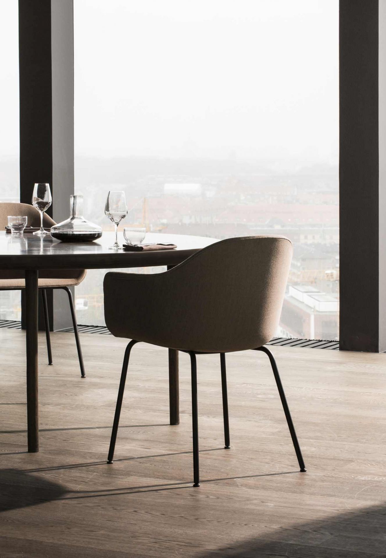 Audo Wine Breather Collection Deluxe Weinkaraffe auf gedecktem Esstisch mit Weingläsern und Stühlen.