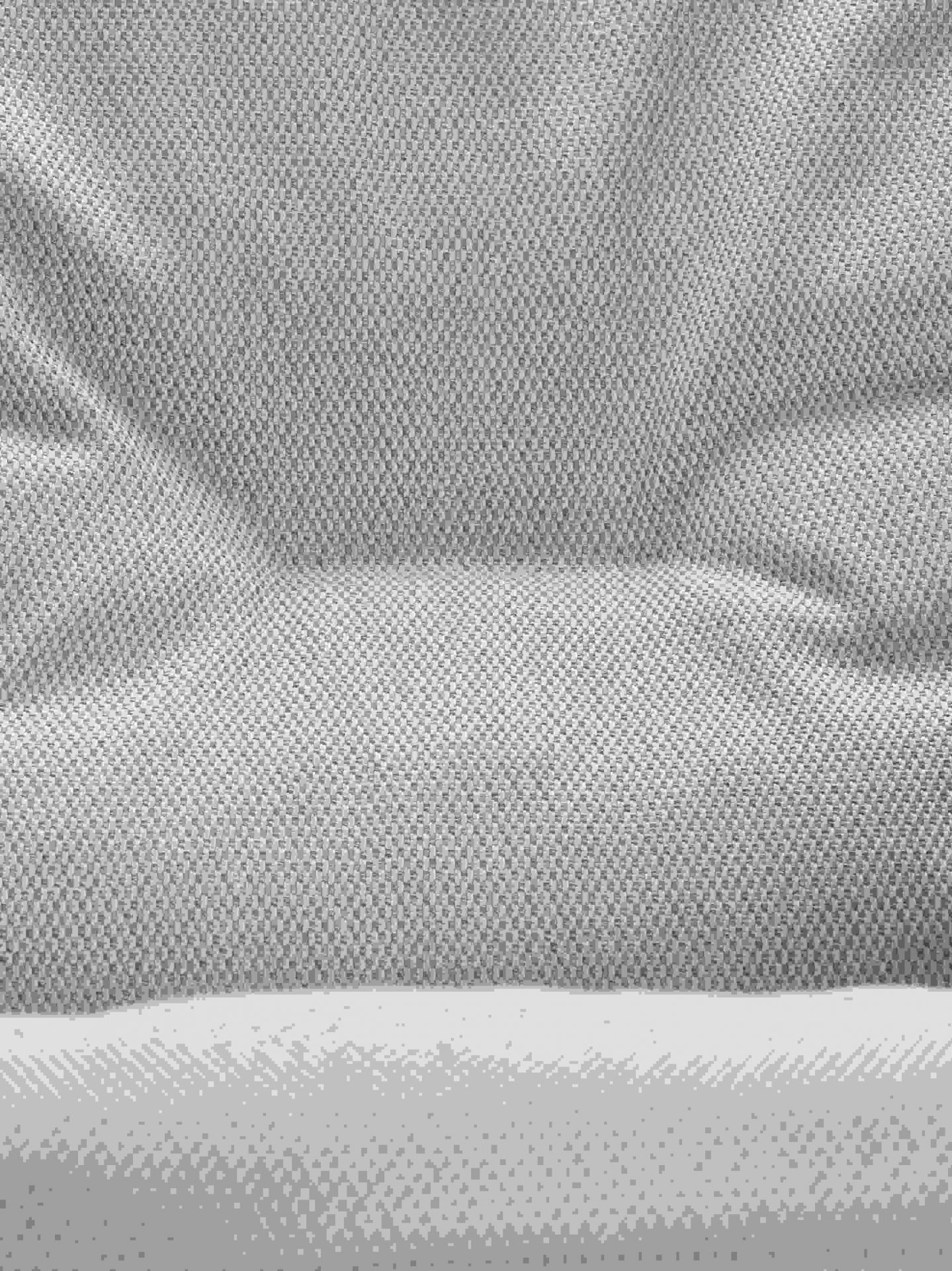 Detailaufnahme des grauen Stoffbezugs vom Leyasol Lounge Chair Outdoor Stuhl der Freifrau Manufaktur.