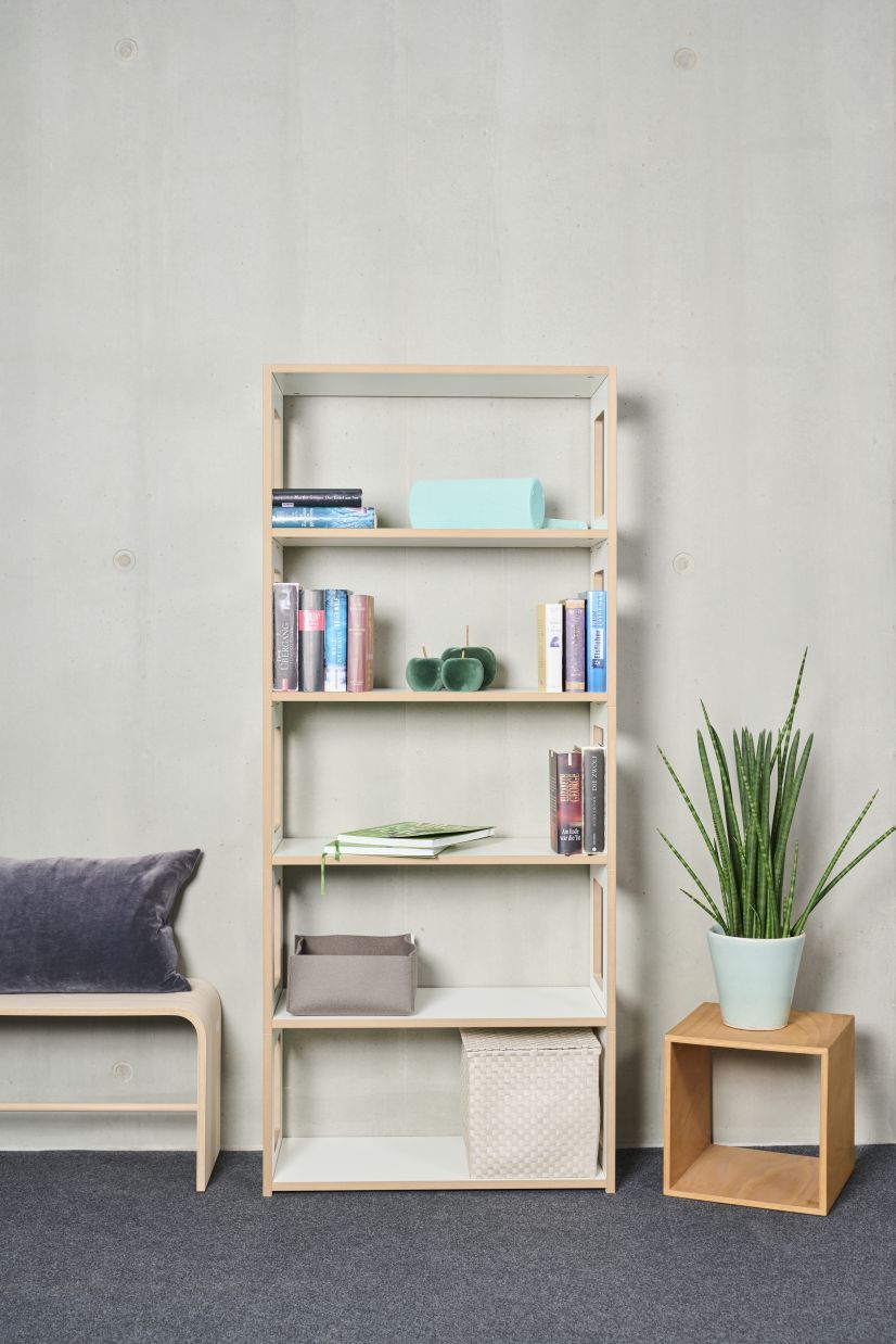 Tojo Hochstapler Regal Anbaumodul in Anthrazit mit Büchern und Dekoration. Modulares Regalsystem für Wohnzimmer.