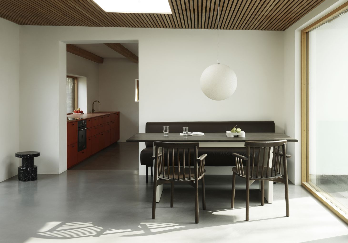 Normann Copenhagen Panel Tisch 200x90 cm im modernen Esszimmer mit Bank und Stühlen.