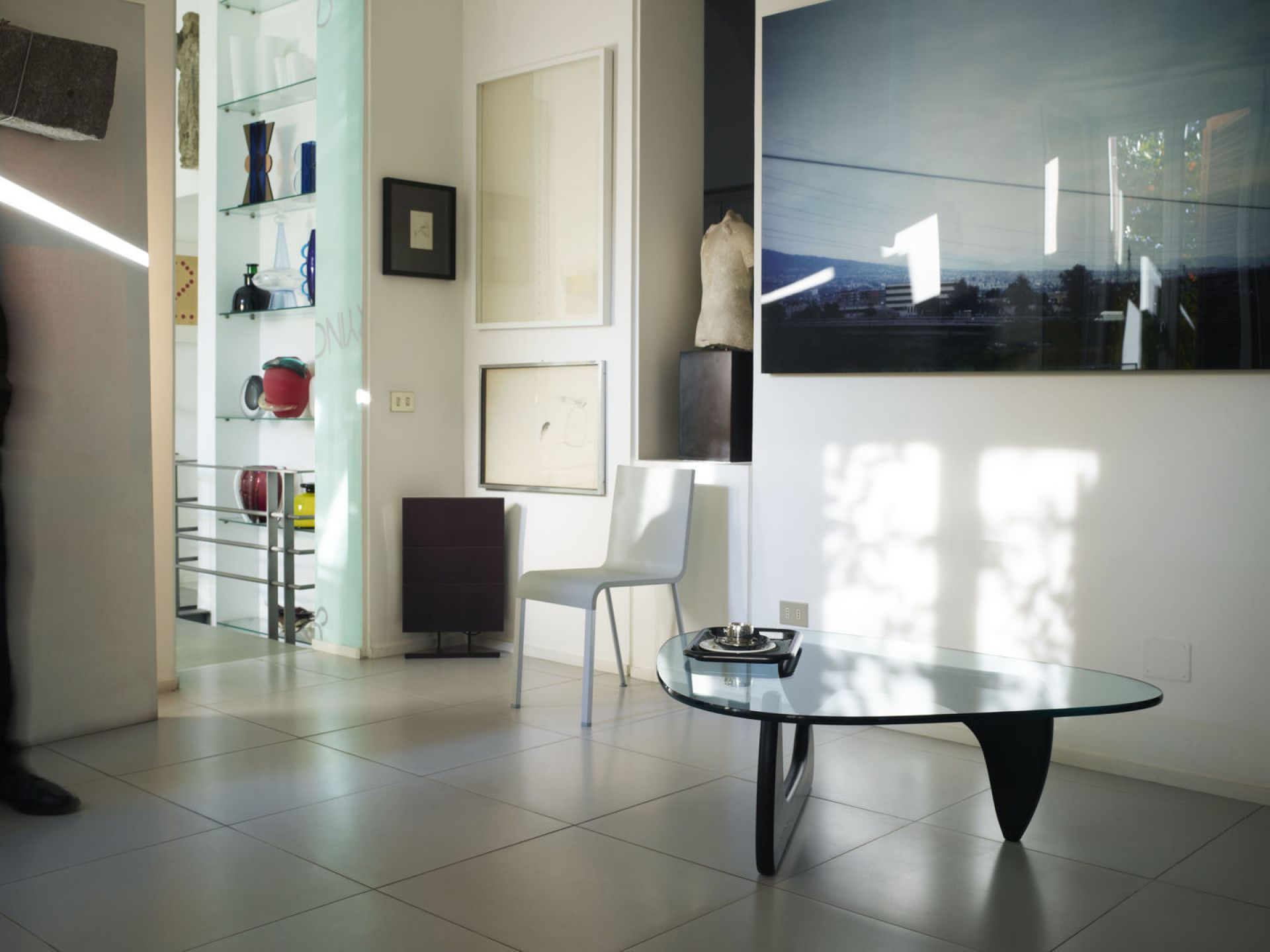 Heller Raum mit Vitra .03 Stuhl, Designermöbel und Kunstobjekten. Moderner Stuhl für stilvolles Wohnen.