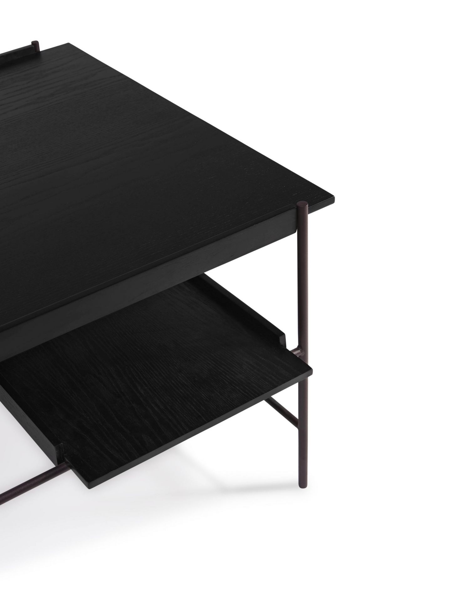 Schwarzer Kanso Couchtisch von Please Wait to be seated mit Ablage und filigranem Metallgestell.