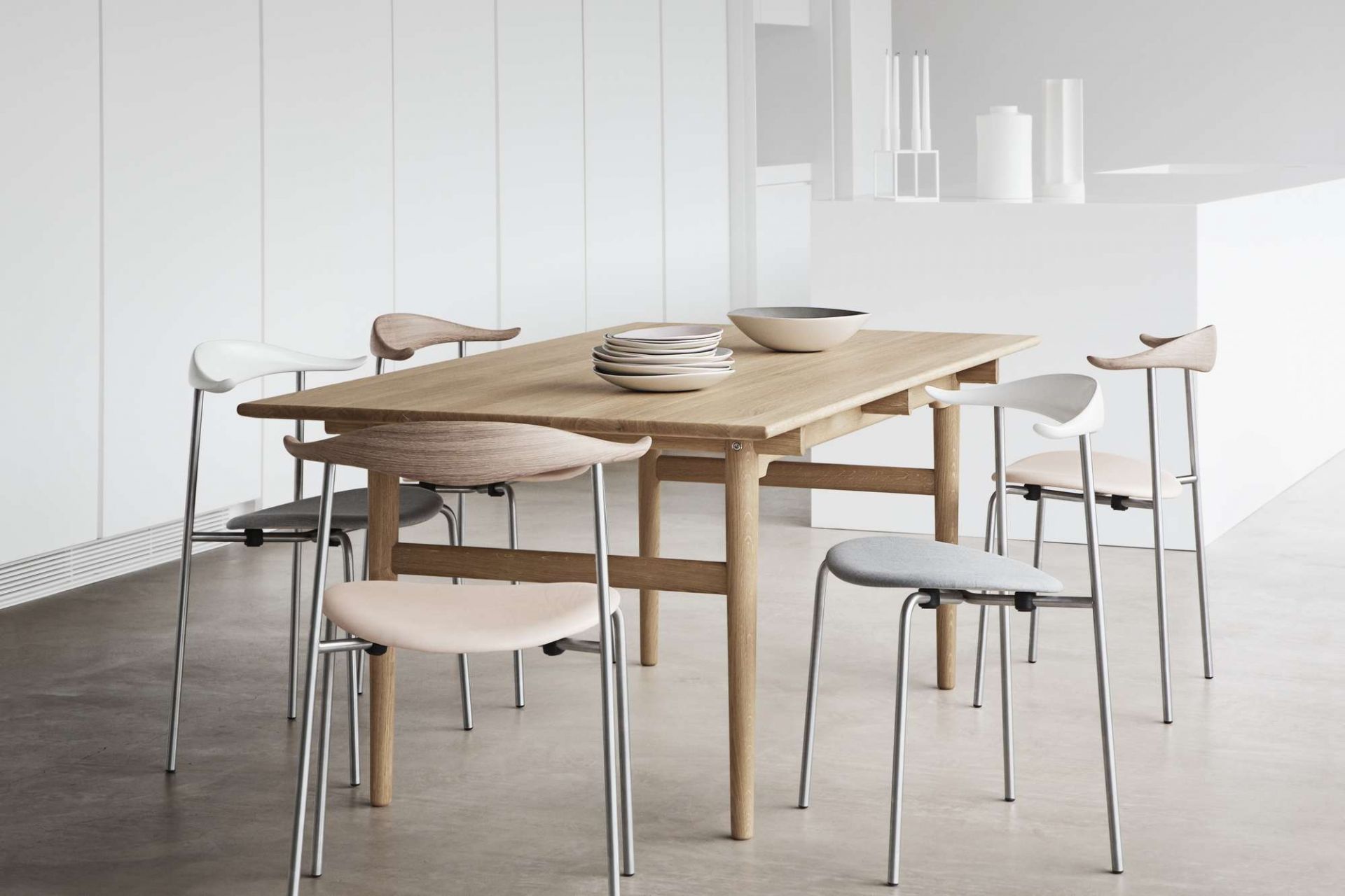 CH327 Tisch von Carl Hansen & Søn aus Eiche mit Stühlen in modernem Esszimmer.