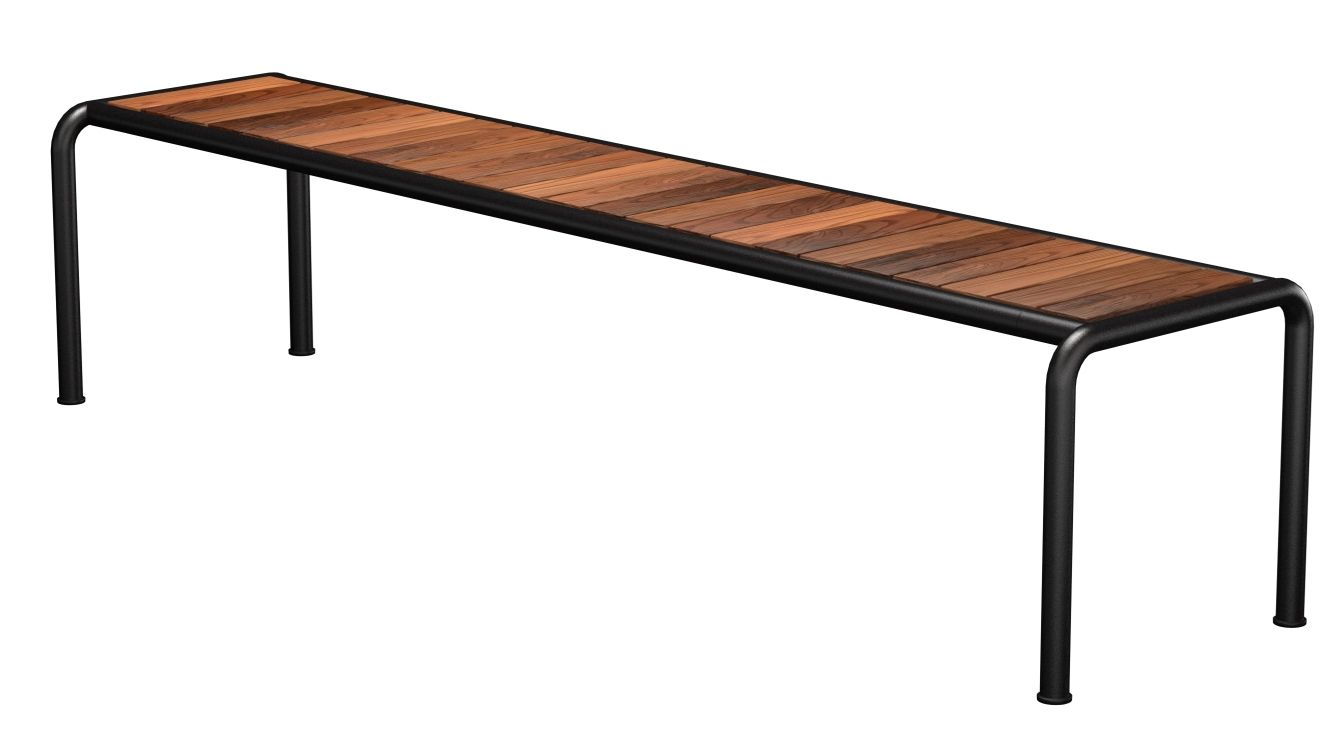 Avanti Bank von Houe für den Außenbereich mit Lattenrost aus Holz und schwarzem Metallgestell.