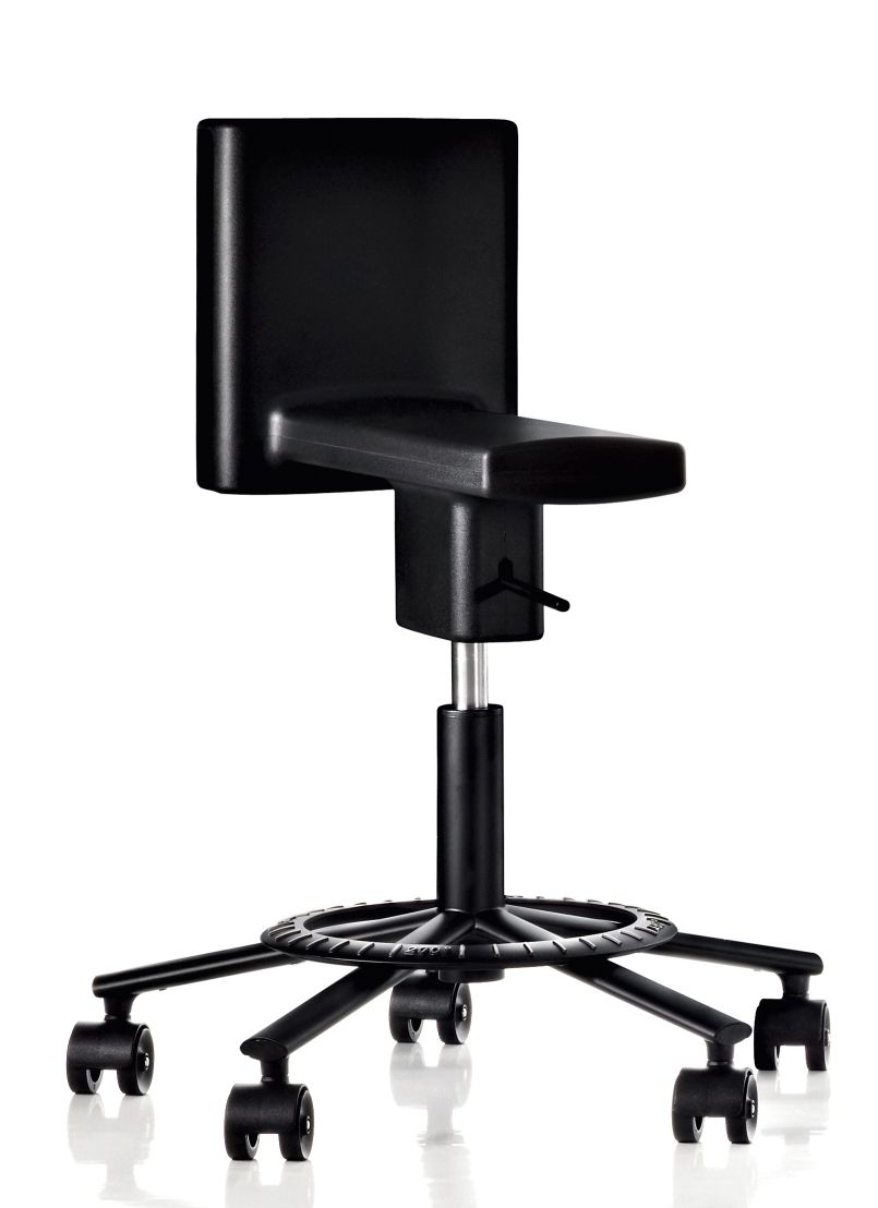 Schwarzer 360° Stool Drehstuhl von Magis mit Rollen und Rückenlehne, ideal für Büro und Arbeitszimmer.