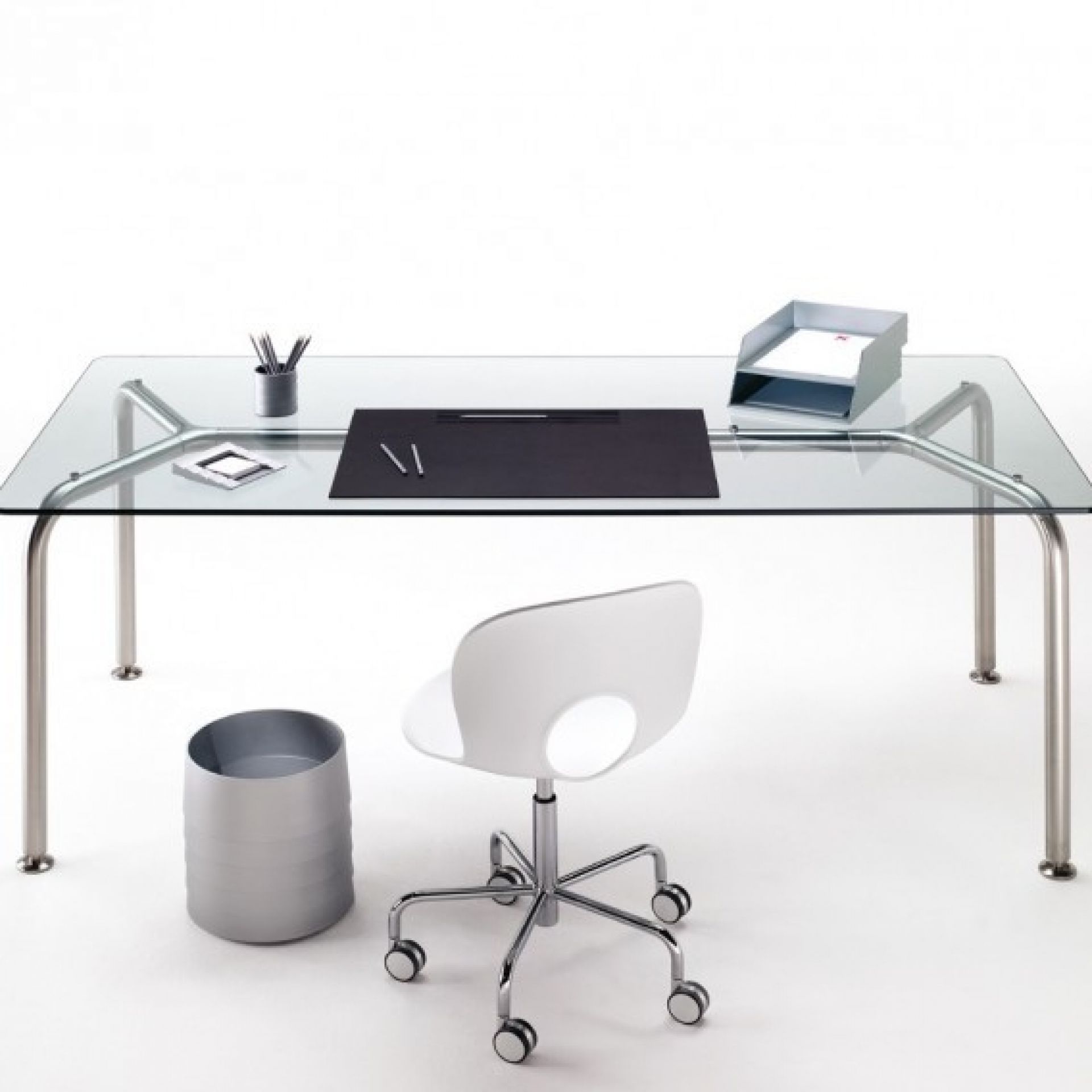 Schreibtisch mit Rexite Schreibtischunterlage aus Leder, Stifthalter, Papierablage und Bürostuhl auf weißem Hintergrund.