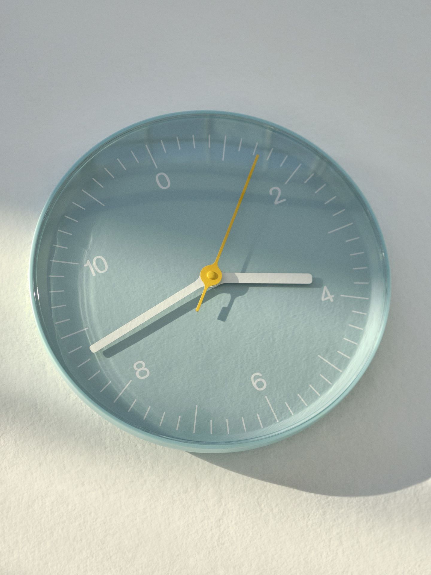 Helle blaue Hay Wanduhr mit gelben Akzenten, moderne Dekoration für Wohnzimmer und Küche.