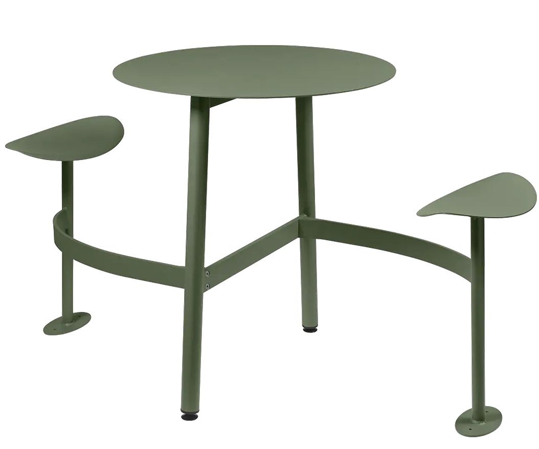 Bolder 2-Sitzer-Tisch von Fermob in Grün, ideal für den Outdoor-Bereich, mit integrierten Sitzflächen.