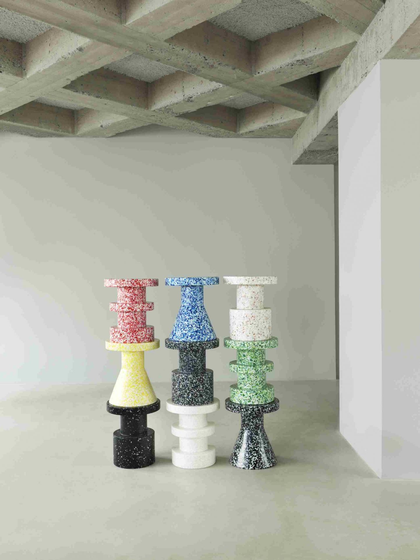 Verschiedenfarbige Bit Stool Cone Hocker von Normann Copenhagen aus recyceltem Kunststoff, geeignet als Beistelltisch oder Sitzgelegenheit.